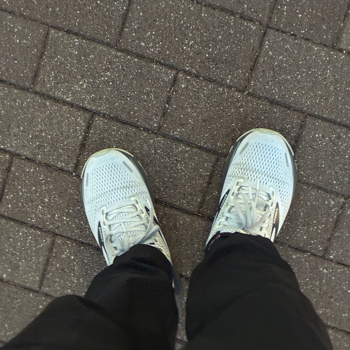 足の爪が長くて左足が痛い