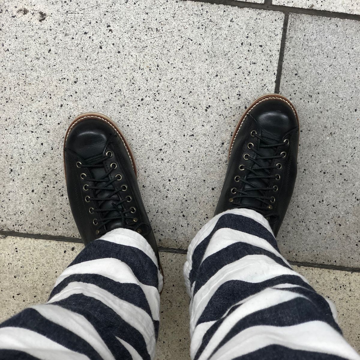 上下囚人服だった