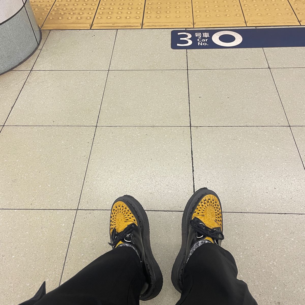 つま先削れてる