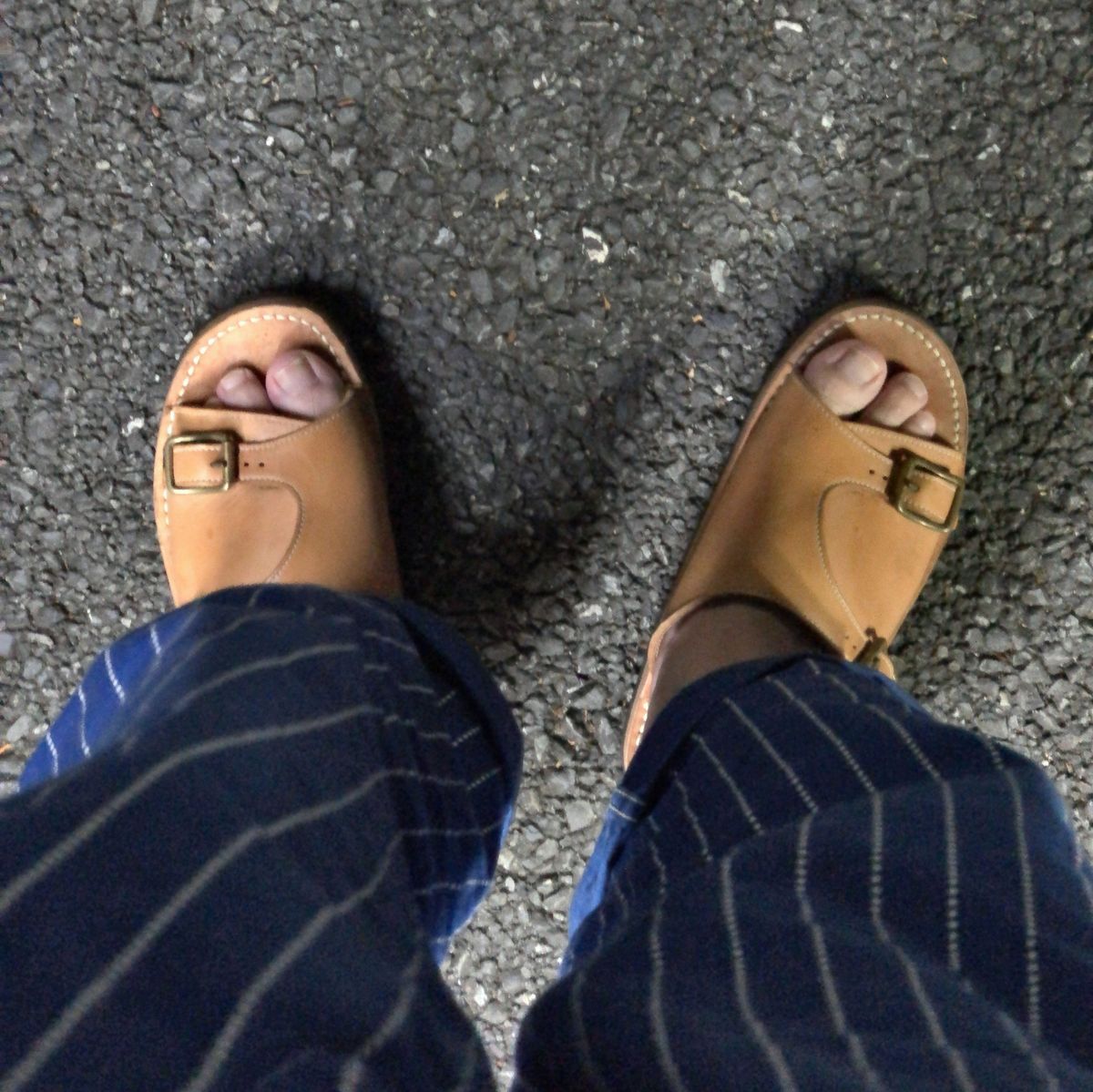 踵のかな靴擦れまだ痛い