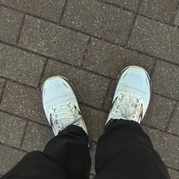 足の爪が長くて左足が痛い