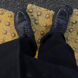 倉庫に送る服を整理する