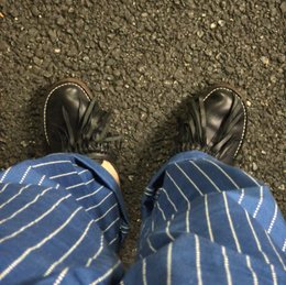 右足の踵が靴擦れで死んだ