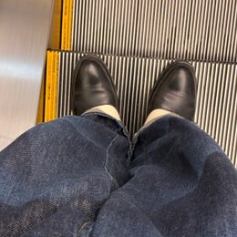 髪を切る
